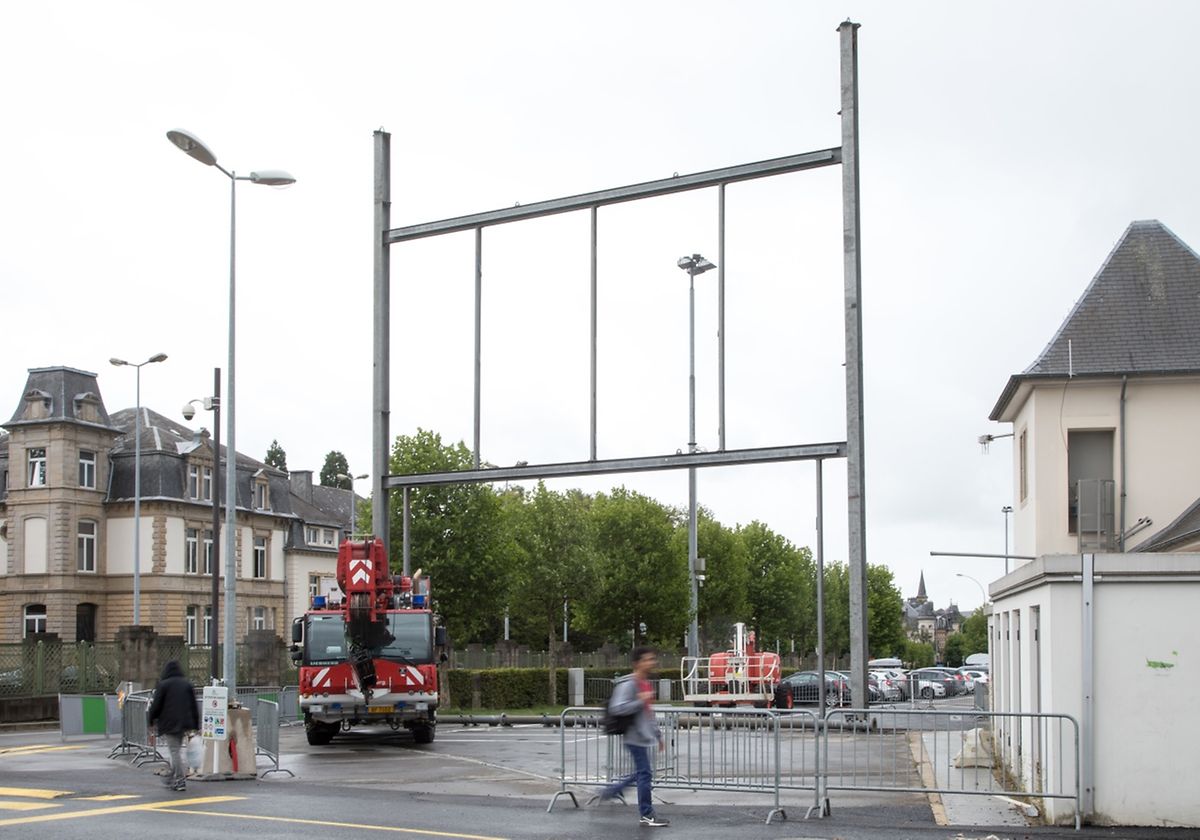 Le portail de la Schueberfouer commence à se dessiner sur le parking du Glacis.