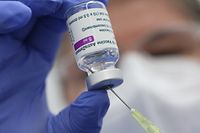 05.04.2021, Sachsen-Anhalt, Quedlinburg: Eine Spritze mit dem Corona Impfstoff AstraZeneca wird im Impfzentrum des Landkreises Harz aufgezogen. Auch über die Feiertage wurde hier geimpft. Ostermontag nahmen 210 Personen ihre Corona Impfung in Empfang. Foto: Matthias Bein/dpa-Zentralbild/dpa +++ dpa-Bildfunk +++