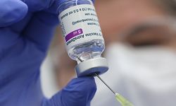 05.04.2021, Sachsen-Anhalt, Quedlinburg: Eine Spritze mit dem Corona Impfstoff AstraZeneca wird im Impfzentrum des Landkreises Harz aufgezogen. Auch über die Feiertage wurde hier geimpft. Ostermontag nahmen 210 Personen ihre Corona Impfung in Empfang. Foto: Matthias Bein/dpa-Zentralbild/dpa +++ dpa-Bildfunk +++