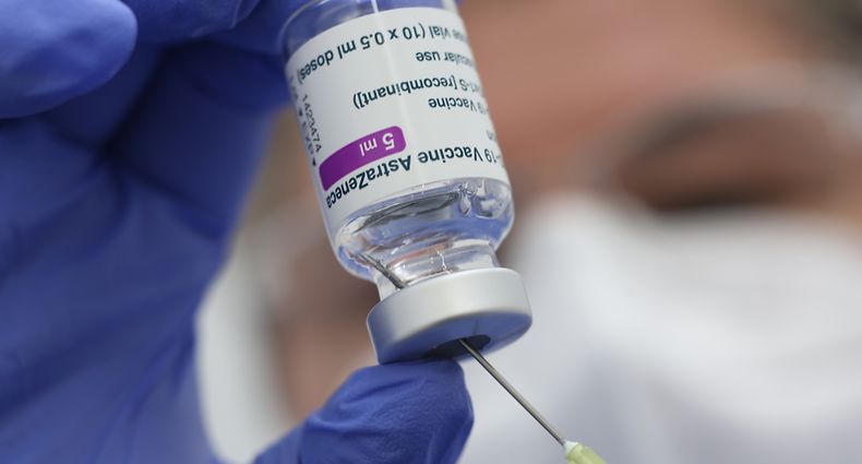 05.04.2021, Sachsen-Anhalt, Quedlinburg: Eine Spritze mit dem Corona Impfstoff AstraZeneca wird im Impfzentrum des Landkreises Harz aufgezogen. Auch über die Feiertage wurde hier geimpft. Ostermontag nahmen 210 Personen ihre Corona Impfung in Empfang. Foto: Matthias Bein/dpa-Zentralbild/dpa +++ dpa-Bildfunk +++