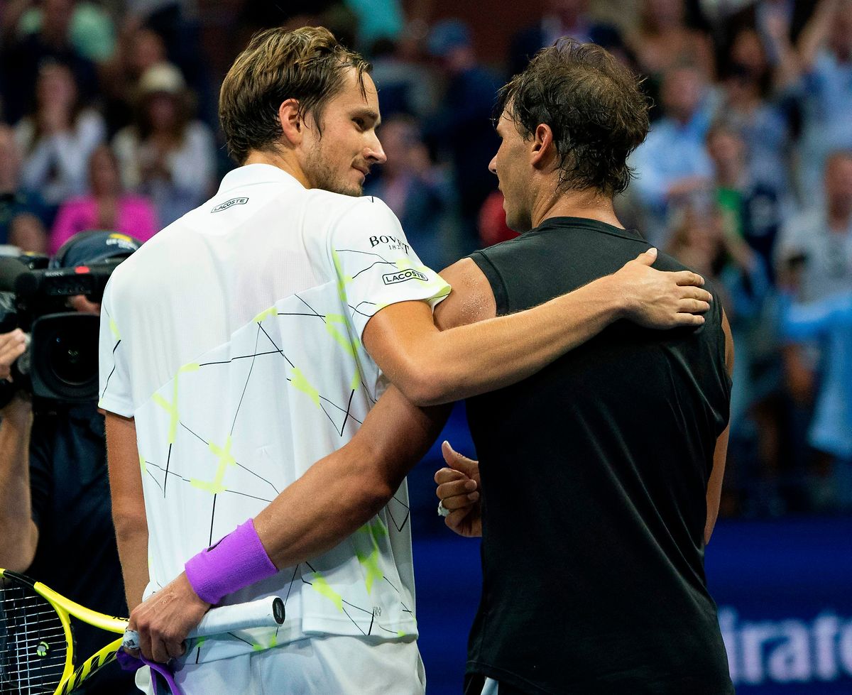 Daniil Medvedev (l.) zollt seinem Gegner Rafael Nadal Respekt.