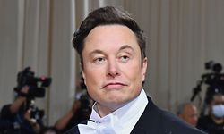 (FILES) In this file photo taken on May 02, 2022, Elon Musk arrives for the 2022 Met Gala at the Metropolitan Museum of Art in New York. - Musk has asked a New York court to overturn a provision in an agreement with the US securities regulator requiring a lawyer's pre-approval of tweets related to the electric vehicle company. In a court document filed on September 27, 2022, with a Manhattan federal appeals court, Musk's lawyers described the provision as "a government-imposed muzzle." (Photo by Angela Weiss / AFP)