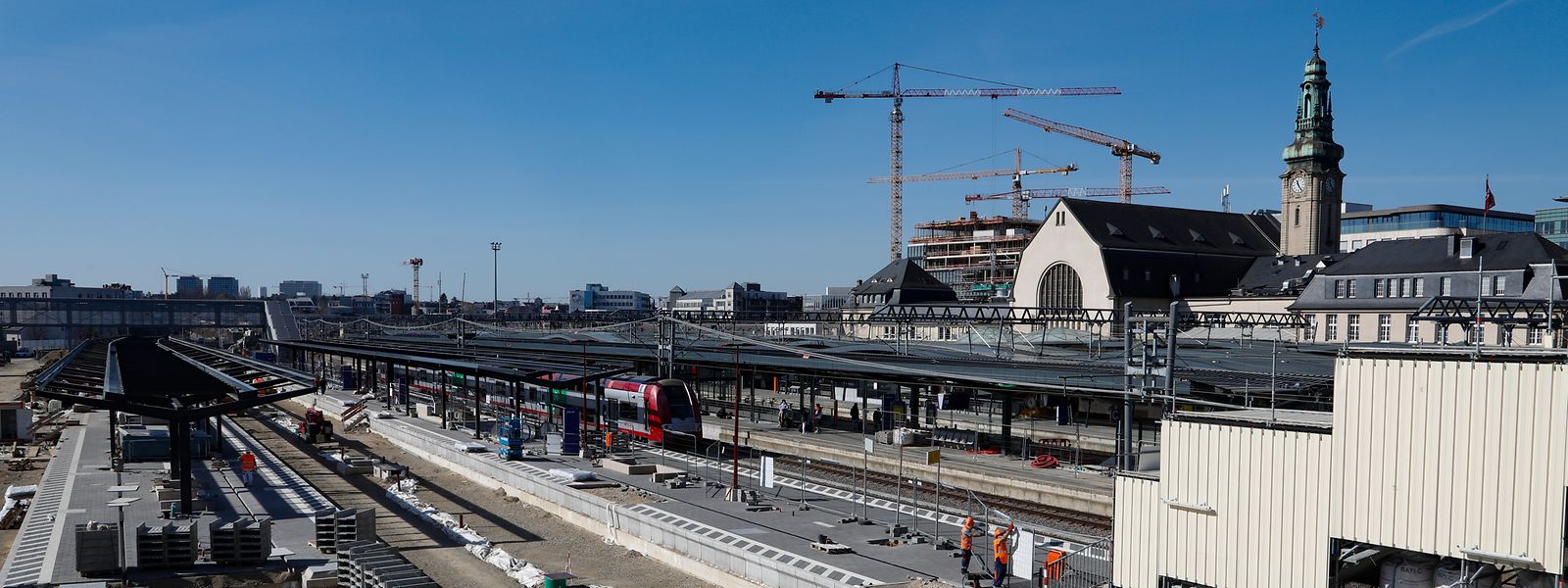Die Gare centrale erhält zurzeit zwei neue Quais. Von den insgesamt vier zusätzlichen Bahnsteiggleisen ist eines bereits seit Ende 2019 in Betrieb.