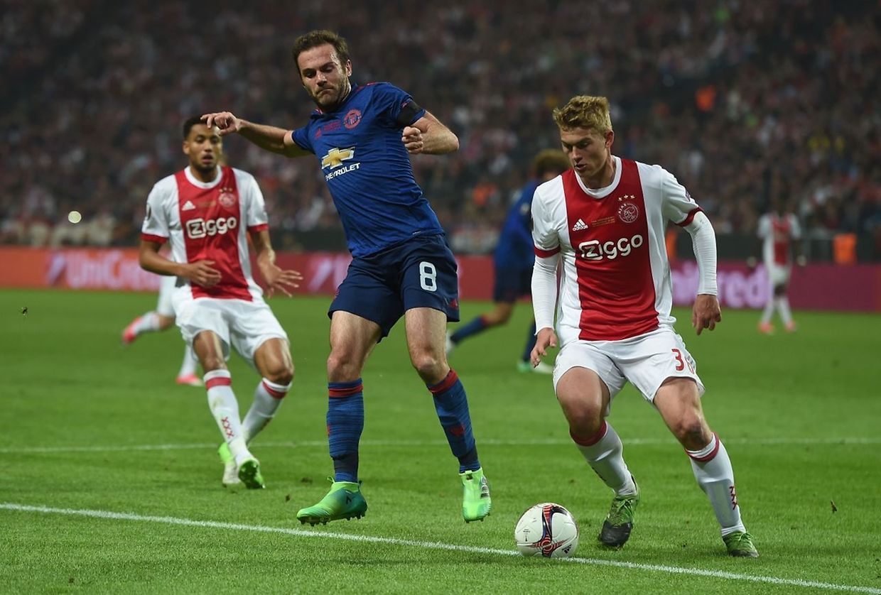Manchester United's Spanish midfielder Juan Mata (C) vies for the ball with Manchester United's Italian defender Matteo Darmian during the UEFA Europa League final football match Ajax Amsterdam v Manchester United on May 24, 2017 at the Friends Arena in Solna outside Stockholm. / AFP PHOTO / PAUL ELLIS