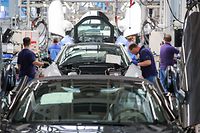 ARCHIV - 20.05.2019, Sachsen, Leipzig: Mitarbeiter im BMW-Werk Leipzig arbeiten in der Montage des i8. Nach dem schwachen zweiten Quartal sieht die Bundesbank wenig Anzeichen für eine Erholung der deutschen Wirtschaft im Sommer. Die Konjunktur bleibe voraussichtlich auch im Sommer schwunglos. Foto: Jan Woitas/zb/dpa +++ dpa-Bildfunk +++