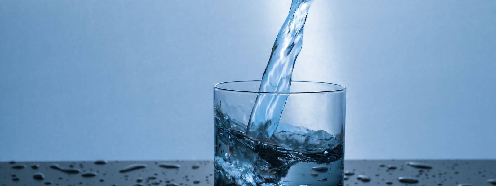 Würde weniger Wasser aus Plastikflaschen konsumiert, könnten europäische Haushalte mehr als 600 Millionen Euro jährlich sparen, rechnet die EU-Kommission vor. 