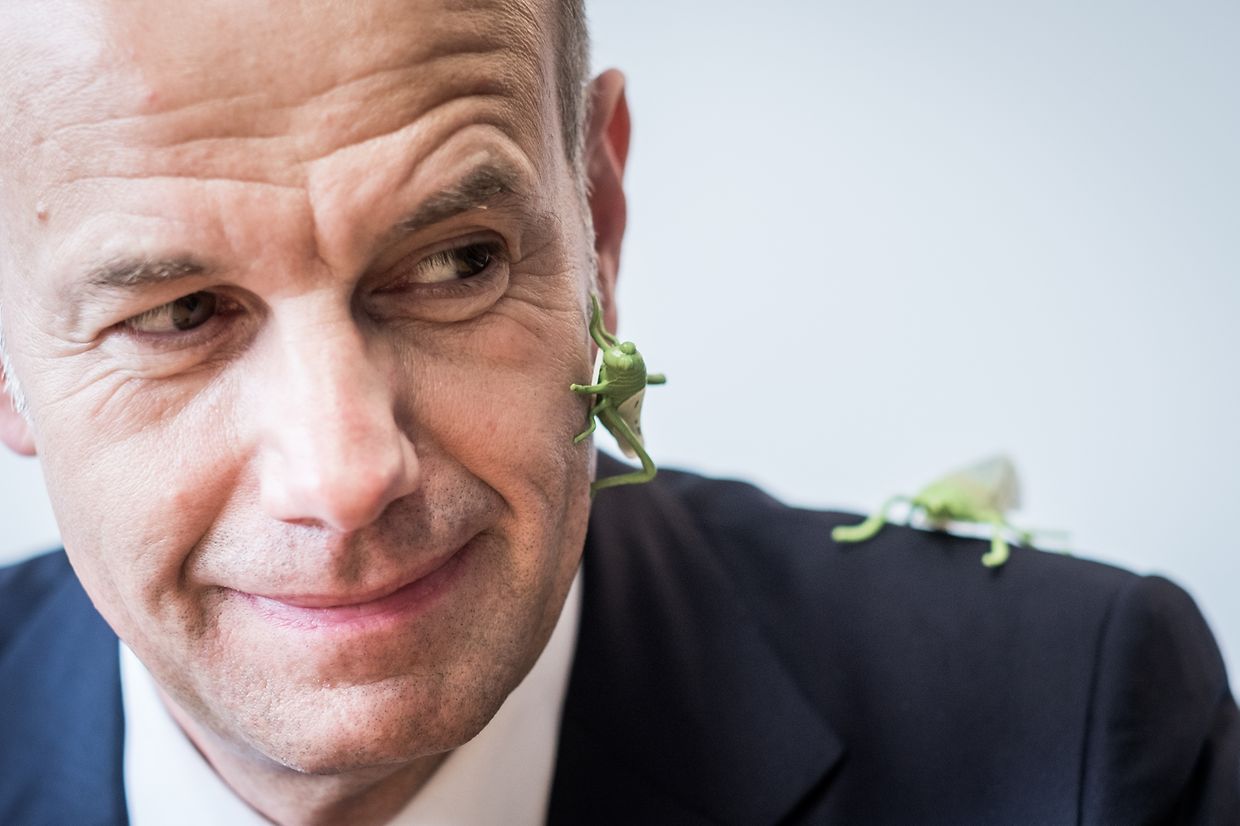 Porträt von Dr. Hans-Dietrich Reckhaus, Geschäftsführer der Reckhaus GmbH & Co. KG, mit Plastikinsenkten. Das Unternehmen stellt Insenktenvernichtungsmittel her, will Insenkten aber gleichzeitig schützen. Fotografiert am 02.06.2016 in Bielefeld.