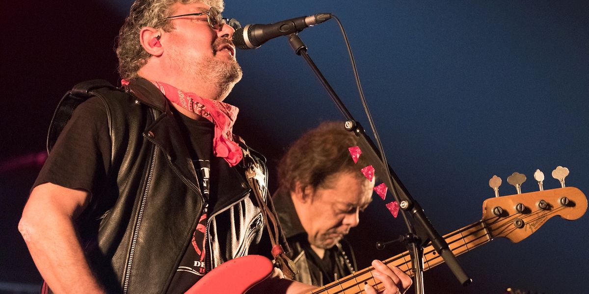 O vocalista e baixista Tim também pertence aos Resistência