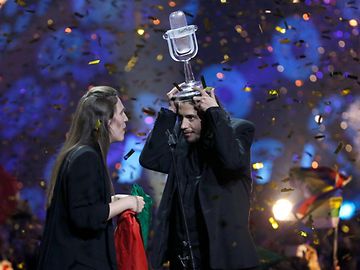 Feuerwerk, Gejodel, Gorilla-Kostüm: Salvador Sobral triumphiert für Portugal beim ESC