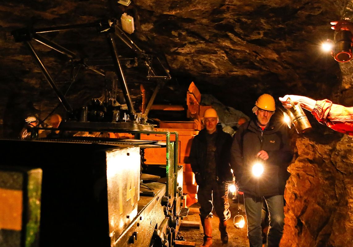 Die Karbidlampen der Besucher waren die einzige Lichtquelle in den dunklen Gängen der Grube. 