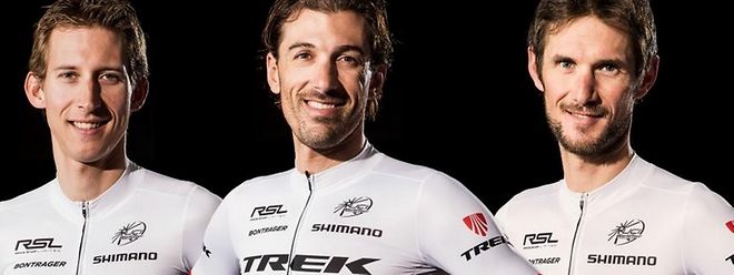 Bauke Mollema (l.), Fabian Cancellara (M.) und Fränk Schleck in den neuen Trikots des Teams Trek-Segafredo.