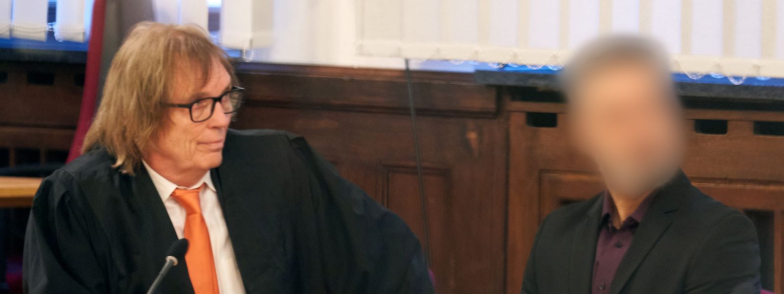 Der 51-jährige Deutsch-Afghane (r.) mit seinem Anwalt im Saal des Oberlandesgerichts in Koblenz.