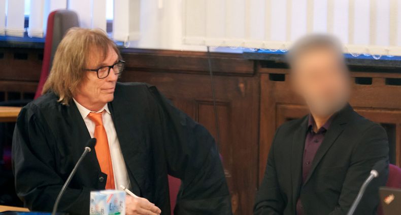 20.01.2020, Koblenz: Ein 51-jähriger Deutsch-Afghane sitzt im Saal des Oberlandesgerichts neben seinem Anwalt Ulrich Sommer (l). Ihm wird vorgeworfen in 18 Fällen militärische Staatsgeheimnisse an einen iranischen Nachrichtendienst weitergegeben zu haben. Foto: Thomas Frey/dpa - ACHTUNG: Person wurde auf Anordnung des Gerichts gepixelt +++ dpa-Bildfunk +++