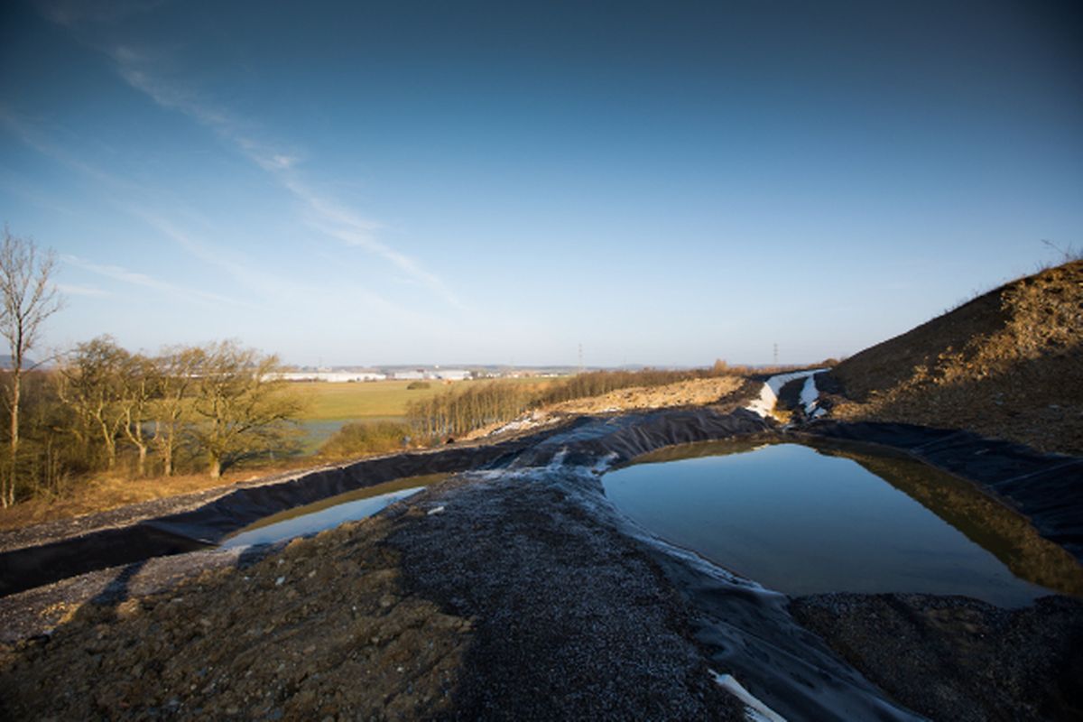 Diese Münden in mehr oder weniger große Behälter.