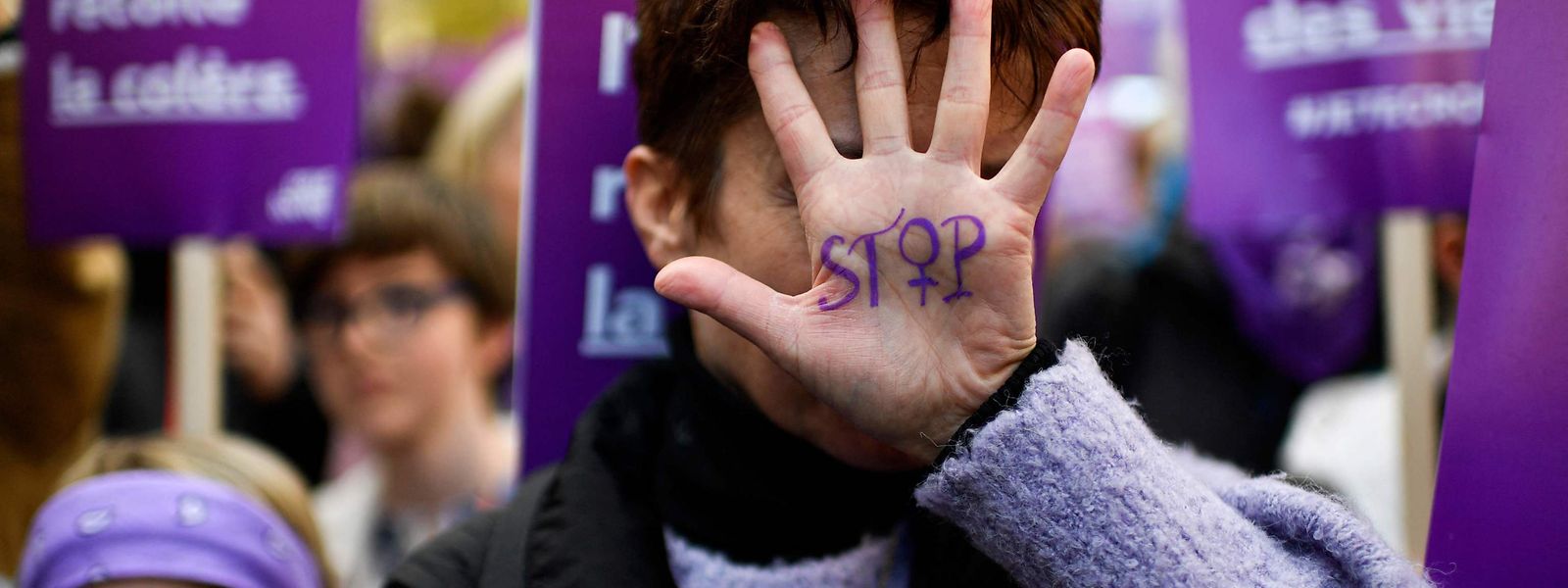 Une personne montre la main avec le mot "Stop" lors d'un rassemblement du collectif féministe NousToutes pour demander une nouvelle loi et deux milliards d'euros par an pour lutter contre les violences faites aux femmes  à Paris le 19 novembre 2022.