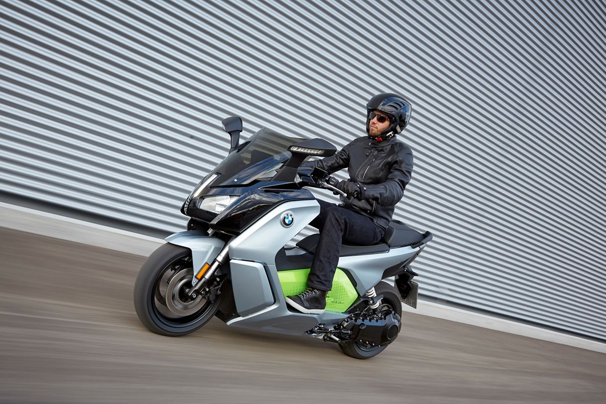 Auch in der Motorradbranche geht es um Elektromobilität: Der E-Roller C evolution von BMW ist bis zu 129 km/h schnell und kommt circa 160 Kilometer weit.