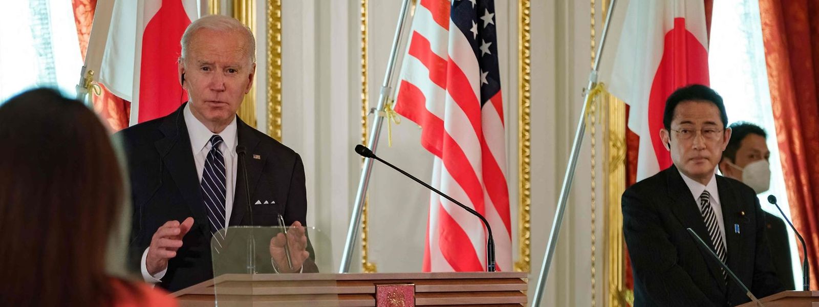 US-Präsident Joe Biden (l.) und der japanische Premierminister Fumio Kishida bei einer Pressekonferenz.