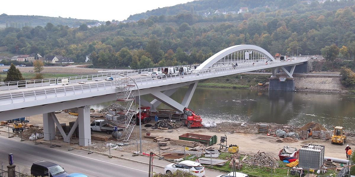 In den letzten Tagen vor der Eröffnung liefen die Arbeiten auf der Brücke noch auf Hochtouren.