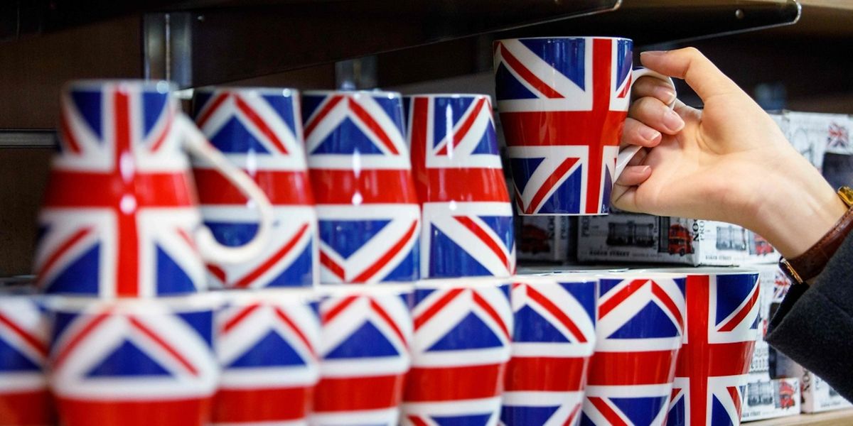 A woman looks at merchandise for sale in a souvenir shop on Whitehall in London on October 22, 2017.
Britain could be left "poorer and weaker" by Brexit and needing to spend more to maintain influence abroad, the former head of the country's foreign intelligence agency warned earlier this week. / AFP PHOTO / Tolga AKMEN