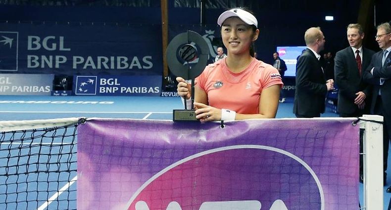 Misaki Doi mit der Siegertrophäe.