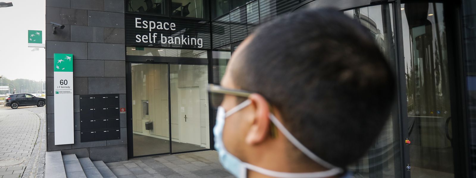 Früher wäre es verboten gewesen, doch heute heißt es beim Betreten einer Bank normalerweise: Maske auf. Der Mund-Nasen-Schutz gehört zur neuen Normalität.