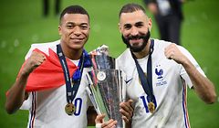 TOPSHOT - France's forward Kylian Mbappe (L) and France's forward Karim Benzema (R) celebrate with the trophy at the end of the Nations League final football match between Spain and France at San Siro stadium in Milan, on October 10, 2021. (Photo by FRANCK FIFE / AFP)