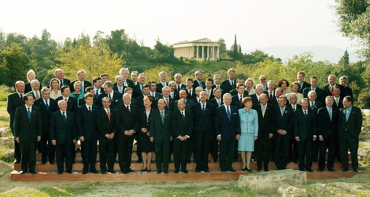 17. April 2003 in Athen. 25 Staats und Regierungschefs sowie die Außenminister – für Luxemburg Premierminister Jean-Claude Juncker und Außenministerin Lydie Polfer – unterzeichneten die Verträge zur bisher größten Erweiterung der Europäischen Union, die am 1. Mai 2004 wahr wurde.