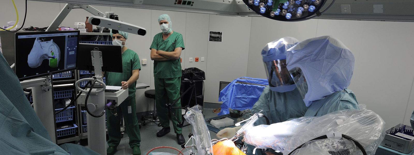 Der Roboterarm „Mako“ (im Vordergrund) unterstützt die Chirurgen in ihrer Arbeit. Er kann sie aber nicht ersetzen. 
