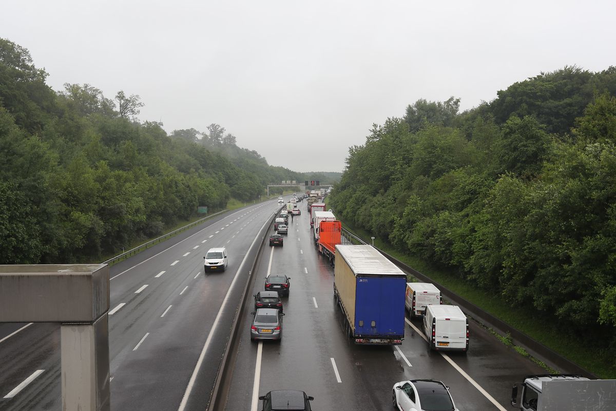 Die A3 wurde stellenweise komplett überflutet und musste gesperrt werden.