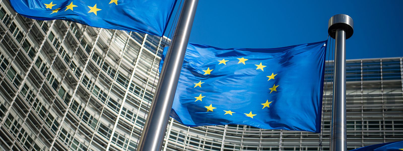 Flaggen der Europäischen Union wehen im Wind vor dem Berlaymont-Gebäude, dem Sitz der Europäischen Kommission.