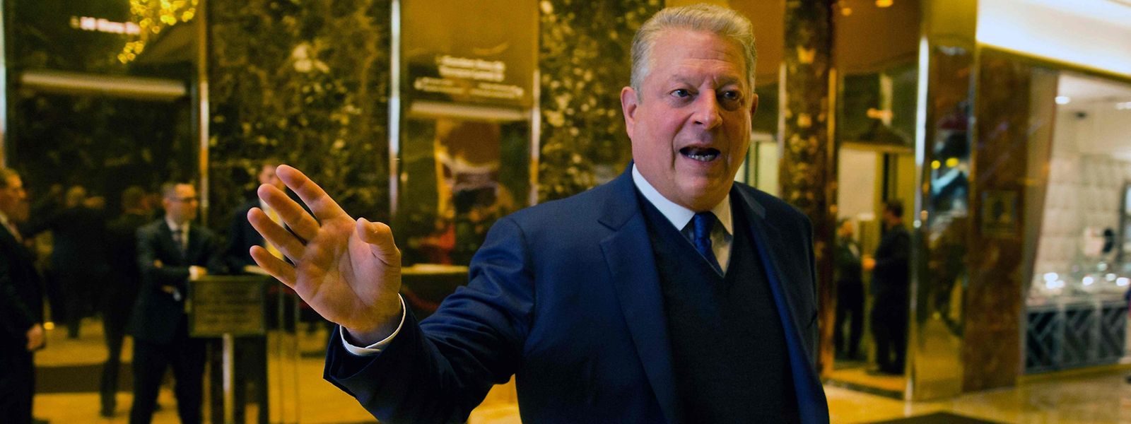 Vor dem zurzeit berühmtesten Aufzug der Welt: Al Gore im Foyer des Trump Tower.