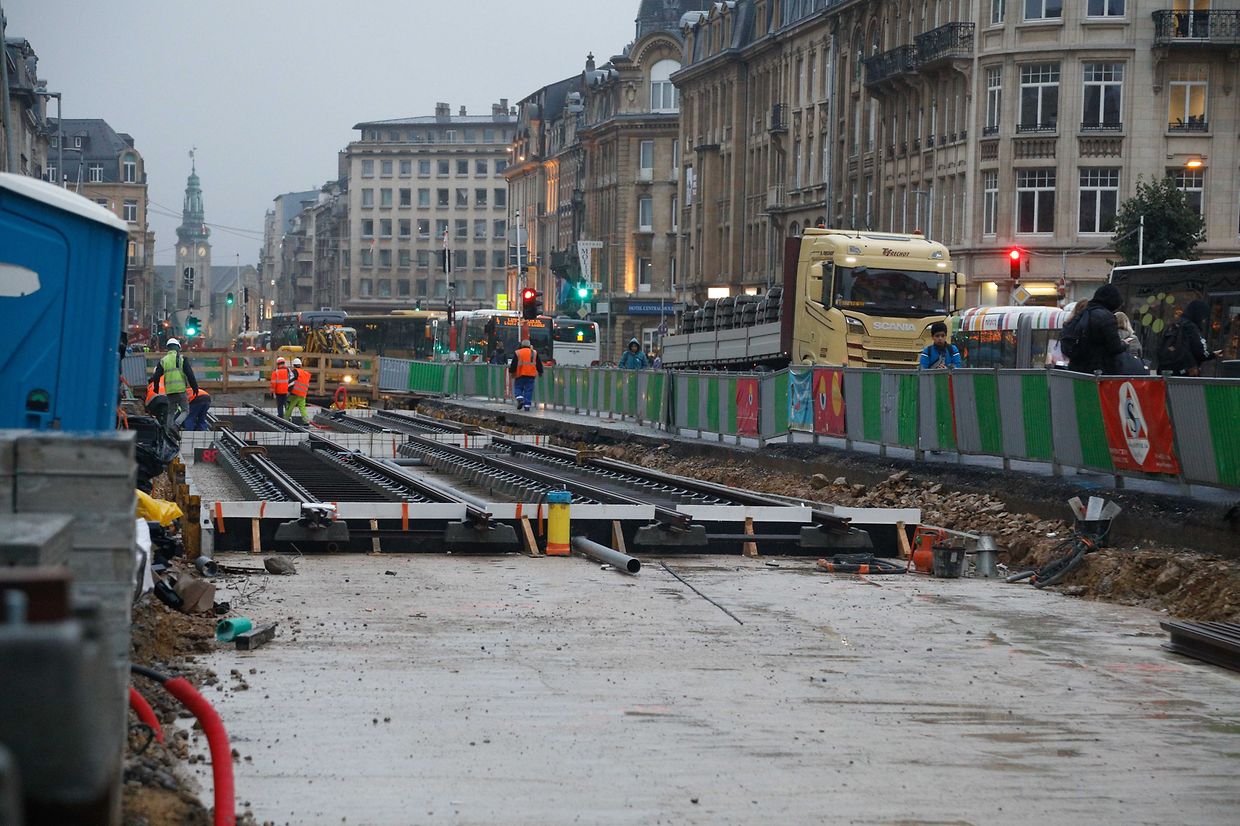 Lokales, online.fr, online.de, beim Gebäude Arcelor place des Martyrs, Legung der Schienen, Verkehr, Mobilität, Tram, öffentlicher Transport, Foto: Anouk Antony/Luxemburger Wort