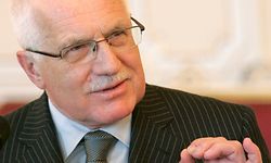 Czech Republic's President Vaclav Klaus gives a speech after receiving results of no-confidence vote in Prague Castle in Prague March 25, 2009. The Czech government was left shorn of authority on Wednesday after a no-confidence vote, its currency weakened and doubts rising over its ability to cope with economic storms and the demands of the EU Presidency.  REUTERS/David W Cerny (CZECH REPUBLIC POLITICS)