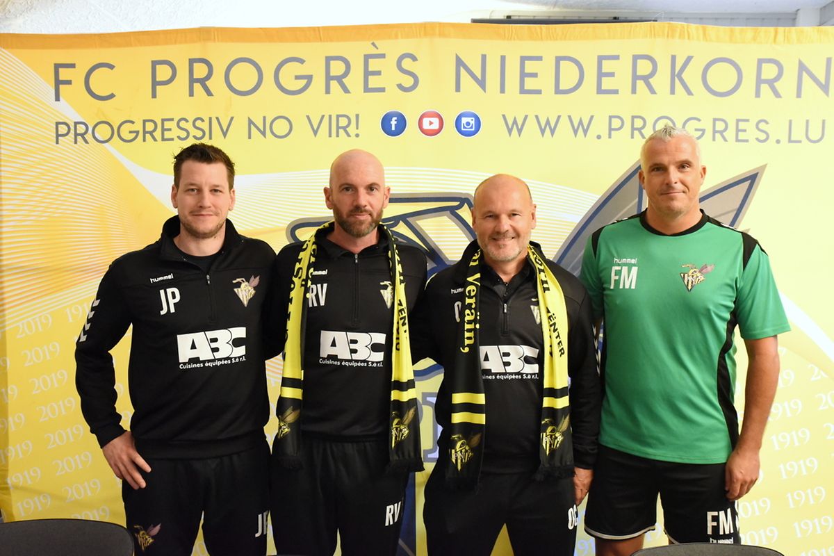 De gauche à droite: Jeff Paulus, préparateur physique, Roland Vrabec, le nouvel entraîneur, Olivier Ciancanelli, l'entraîneur adjoint, et Felipe Machado, l'entraîneur des gardiens du Progrès Niederkorn.
