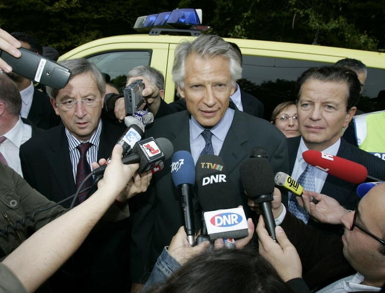 Dominique de Villepin et Jean-Claude Juncker se rendent sur les lieux de l'accident. 