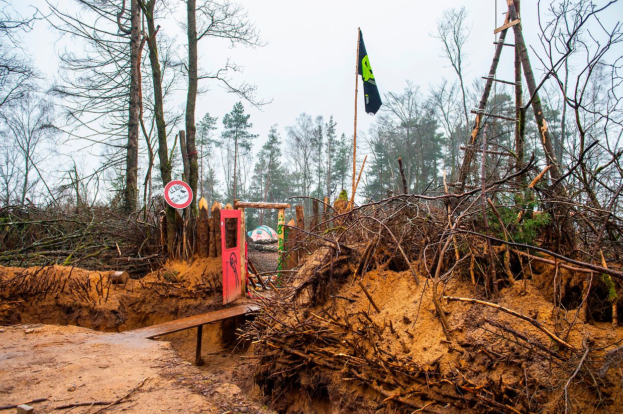 Doublée par une palissade de pieux, cette zone se veut être l'espace de repli en cas d'intrusion des forces de l'ordre sur le site.