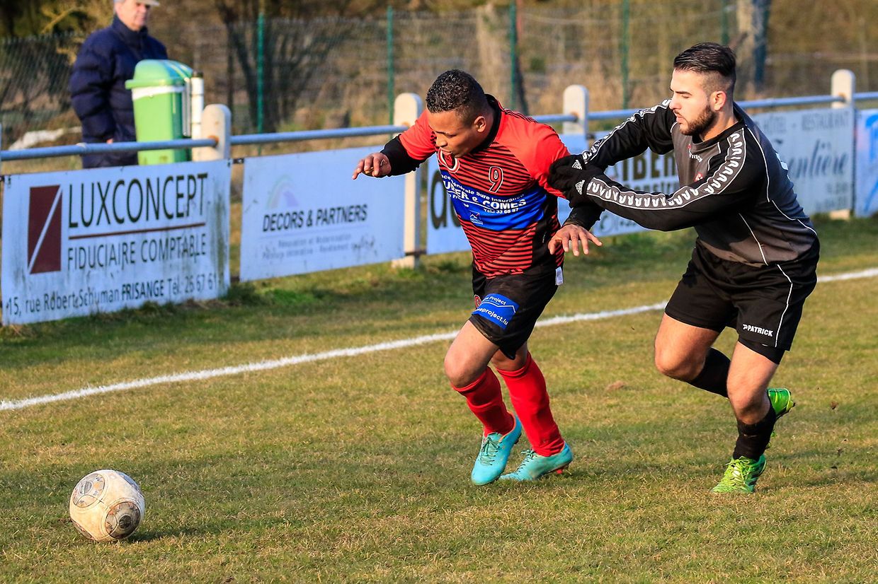 Daniel Dos Reis (Aspelt, en rouge) tente un débordement le long de la ligne de touche