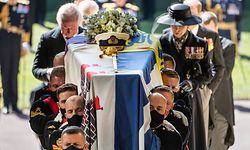 17.04.2021, Großbritannien, Windsor: Gefolgt von Prinz Charles (l), Prinzessin Anne (r) und weiteren Mitgliedern der königlichen Familie gehen Sargträger mit dem Sarg des Herzogs von Edinburgh in die St.-Georgs-Kapelle auf Schloss Windsor. Die Trauerfeier und Beisetzung von Queen-Ehemann Prinz Philip, Herzog von Edinburg, finden auf Schloss Windsor statt. Prinz Philip war am 9. April im Alter von 99 Jahren gestorben. Foto: Danny Lawson/PA Wire/dpa +++ dpa-Bildfunk +++