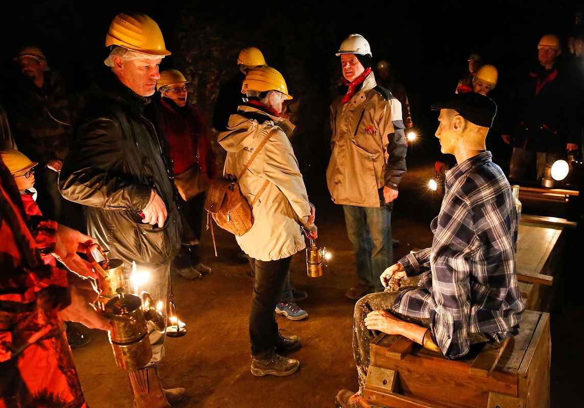 Die Karbidlampen der Besucher waren die einzige Lichtquelle in den dunklen Gängen der Grube. 