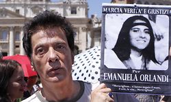 Pietro Orlandi, der Bruder der vermissten Emanuela Orlandi, mit einem Foto seiner Schwester auf dem Petersplatz.
