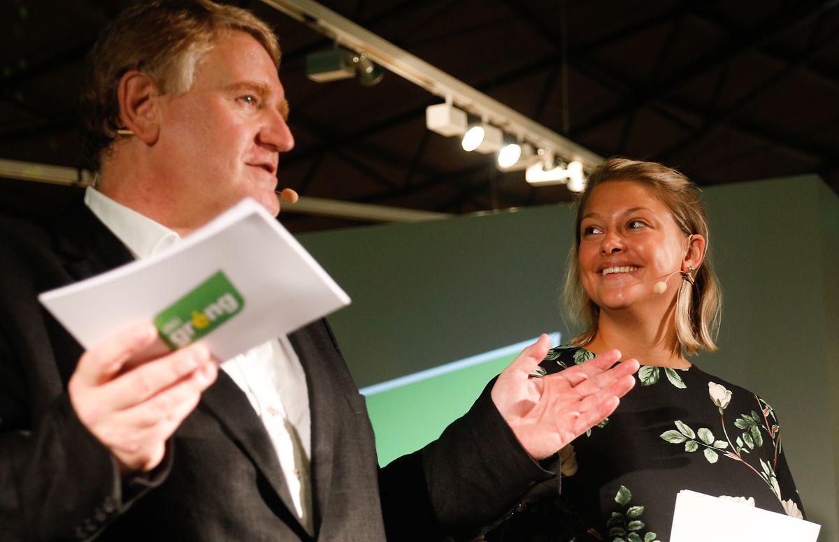 Christian Kmiotek und Djuna Bernard sprechen zu den grünen Mitgliedern.