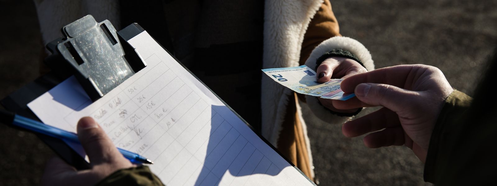 Übler Trick: Die vermeintlichen Spendensammler verlangen nach Bargeld – anders als echte Mitarbeiter von Hilfswerken. Diese bitten in der Regel um eine Banküberweisung.