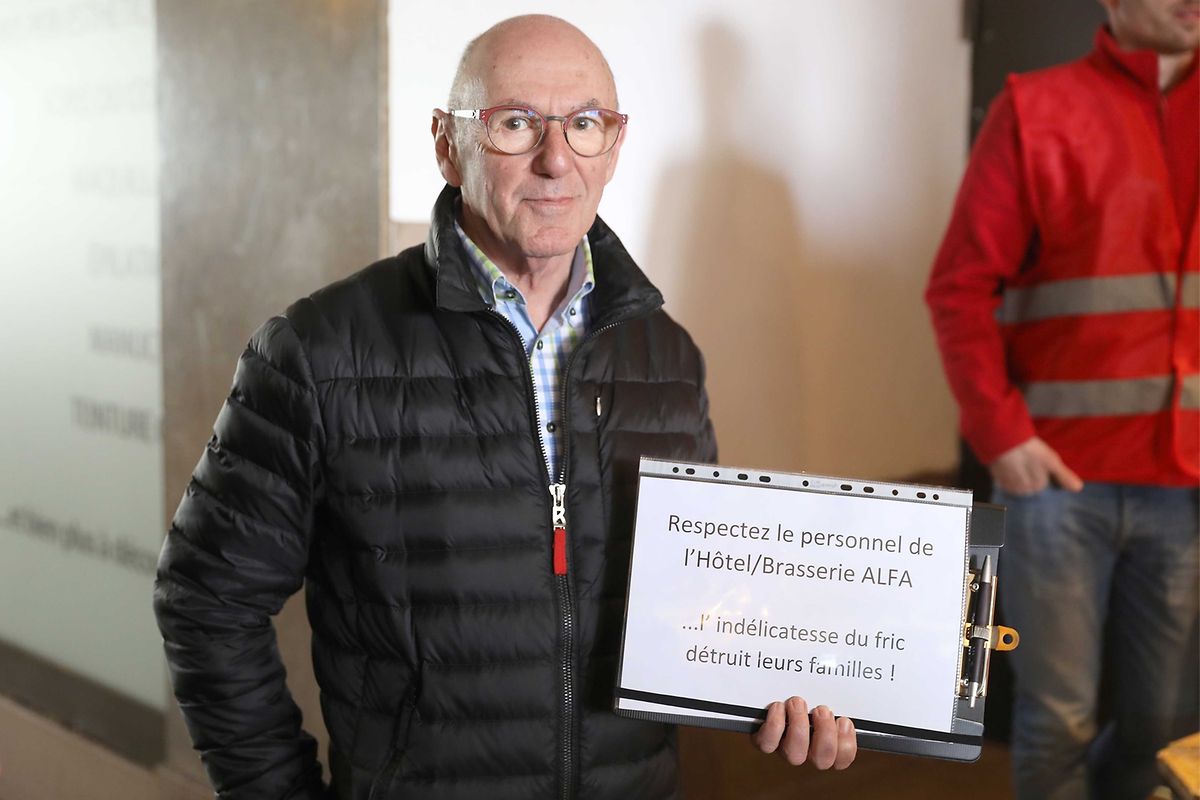 Kämpfen für ihre Jobs: Die Mitarbeiter des Alfa Hotels versammelten sich am Freitag vor dem Traditionshotel. 