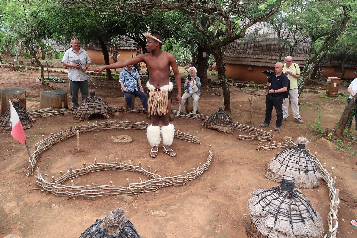 Während eines Besuchs in einem Dorf bei Richard’s Bay wurden Traditionen und Kultur der Zulu auf anschauliche Art nähergebracht. 