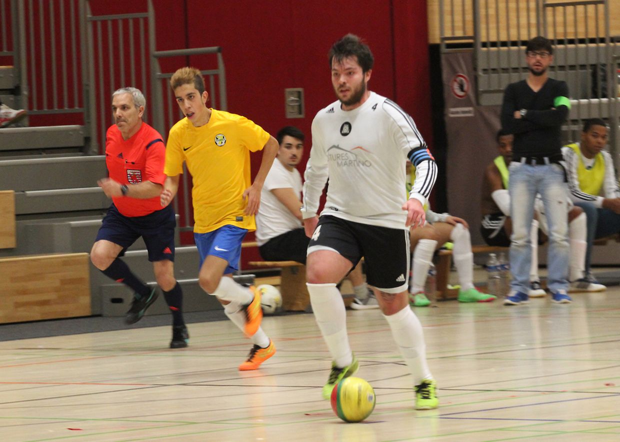 Ricardo Soares (branco) foi fundamental na manobra do FC Münsbach