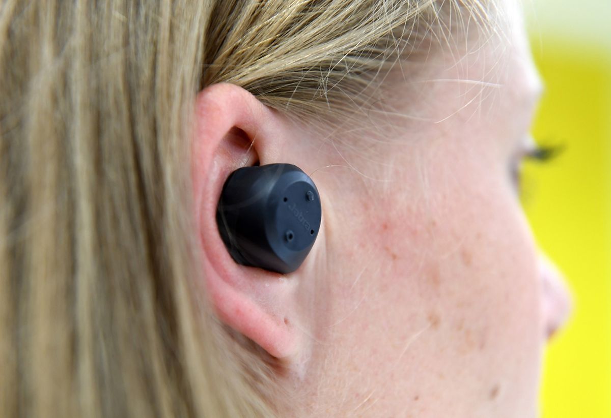 Knopf im Ohr, aber auch ein Sprachassistent: Moderne Bluetooth-Ohrstöpsel können nicht nur Musik abspielen, sondern bringen auch den auf dem Smartphone vorhandenen Sprachassistenten ins Ohr. 
