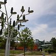 Zwischen Schwimmbad und Teich steht der neue Windbaum. - Windbaum, Park, Windenergie / Foto: Frank WEYRICH