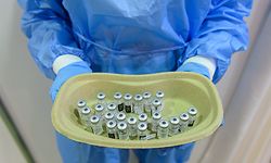 11.01.2021, Sachsen, Dresden: Eine Mitarbeiterin im Impfzentrum in der Messe Dresden hält eine Schale mit leeren Injektionsfläschchen in den Händen, in denen sich Impfstoff gegen Corona von Biontech/Pfizer befand. Alle 13 sächsischen Impfzentren nehmen am heute ihren Betrieb auf. Foto: Robert Michael/dpa-Zentralbild/dpa +++ dpa-Bildfunk +++