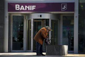 A woman leaves the headquarters of Portuguese bank Banif in Lisbon, Portugal December 21, 2015. REUTERS/Rafael Marchante TPX IMAGES OF THE DAY     