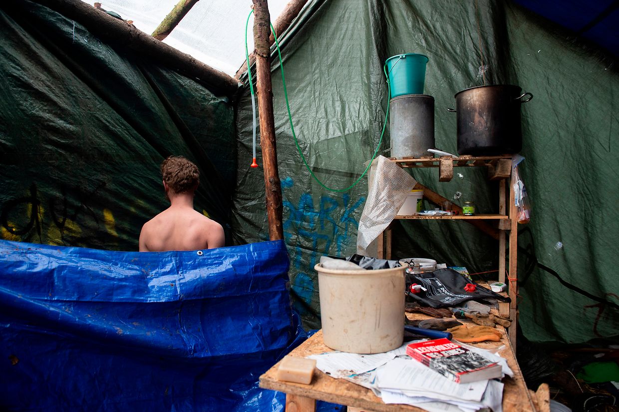 Installée depuis quelques jours, la douche permet aux occupants du site de mieux supporter les conditions spartiates de ce que certains considèrent comme «un grand camping».